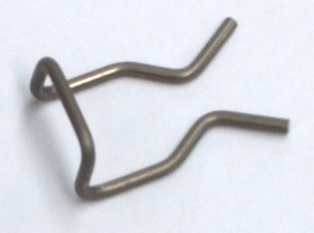 Klammer aus Metall, geformt in einer Zickzack-Form, möglicherweise für einen Drucksensor in Daikin-Geräten.